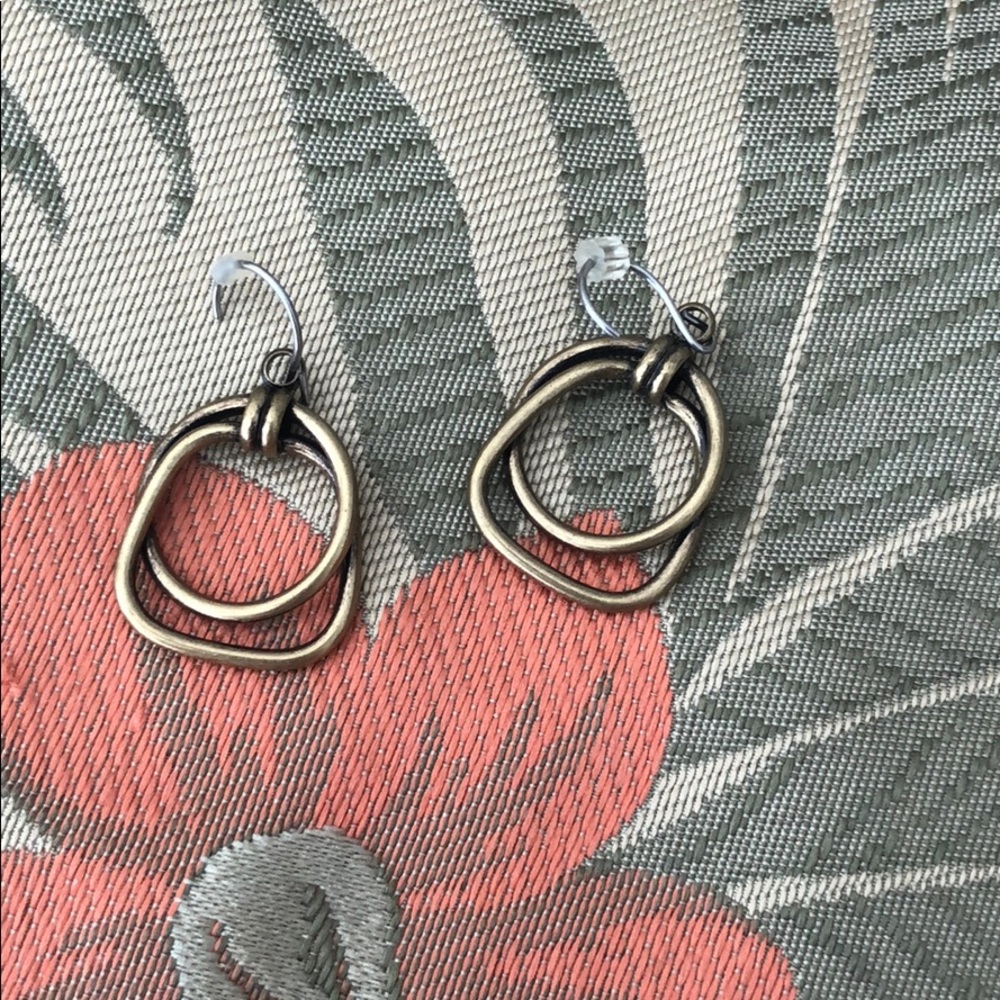 Gold drop earrings.